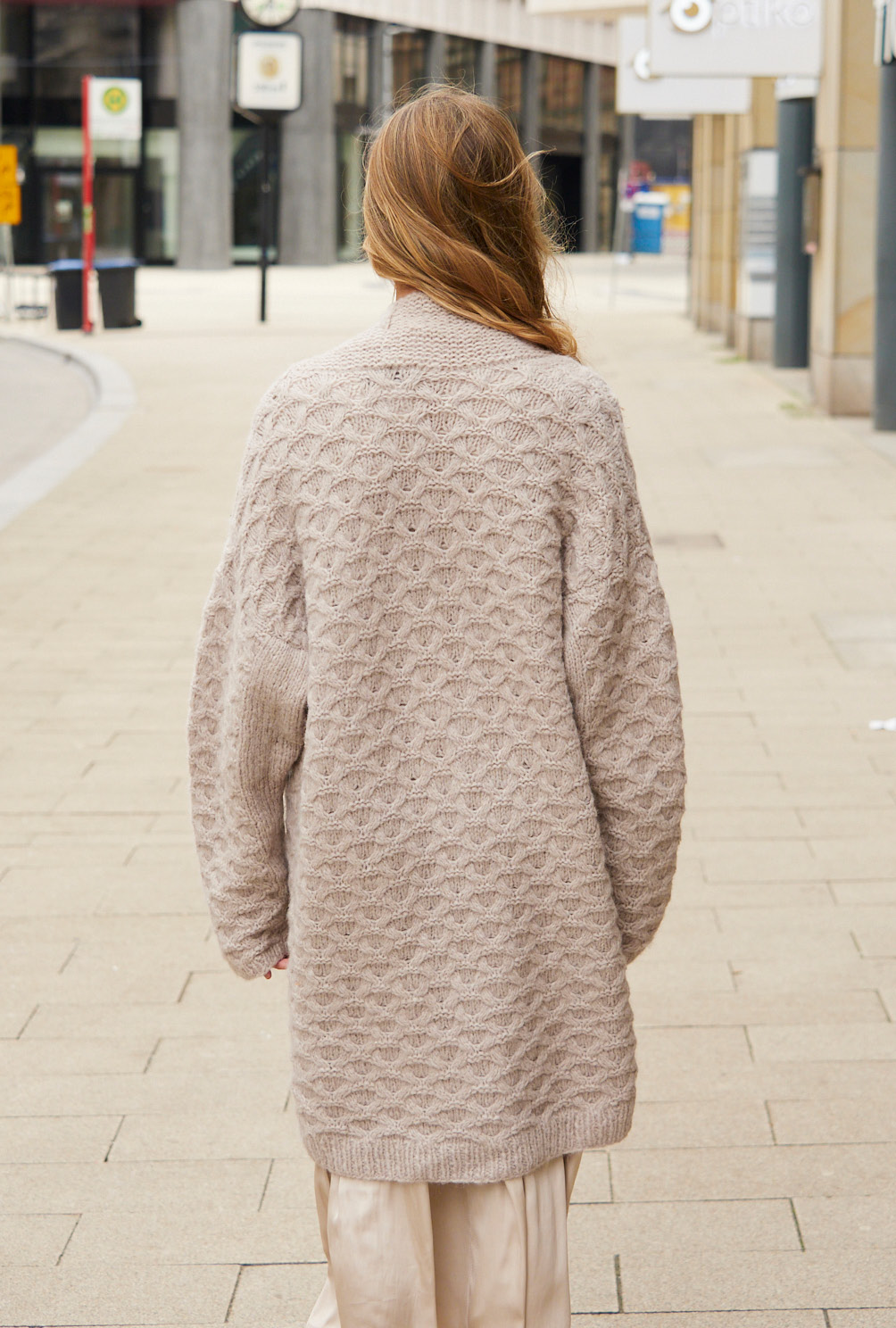 Beige Jacke mit Zopfmuster