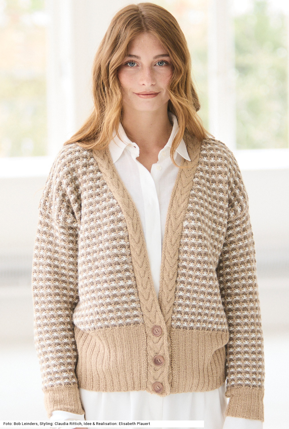 Modellansicht Bild 2: Jacke mit Hebemaschenmuster und Zopfblende