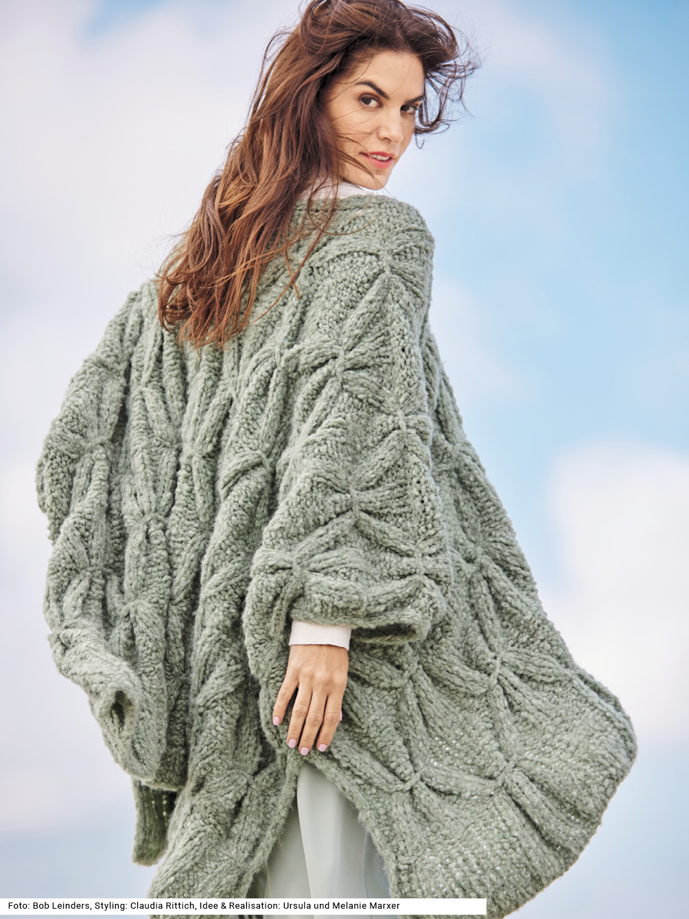Modellansicht Bild 1: Poncho mit Zopfmuster in Grün