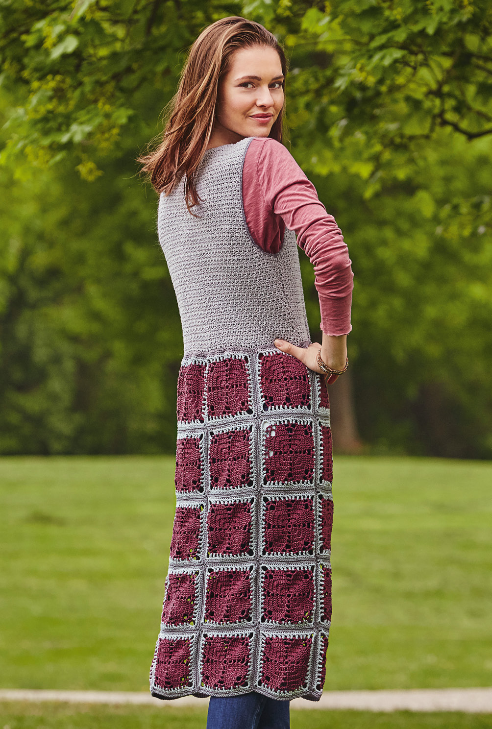 Modellansicht Bild 2: Weste mit schmalem, schlichtem Oberteil und Rockteil mit Granny-Squares