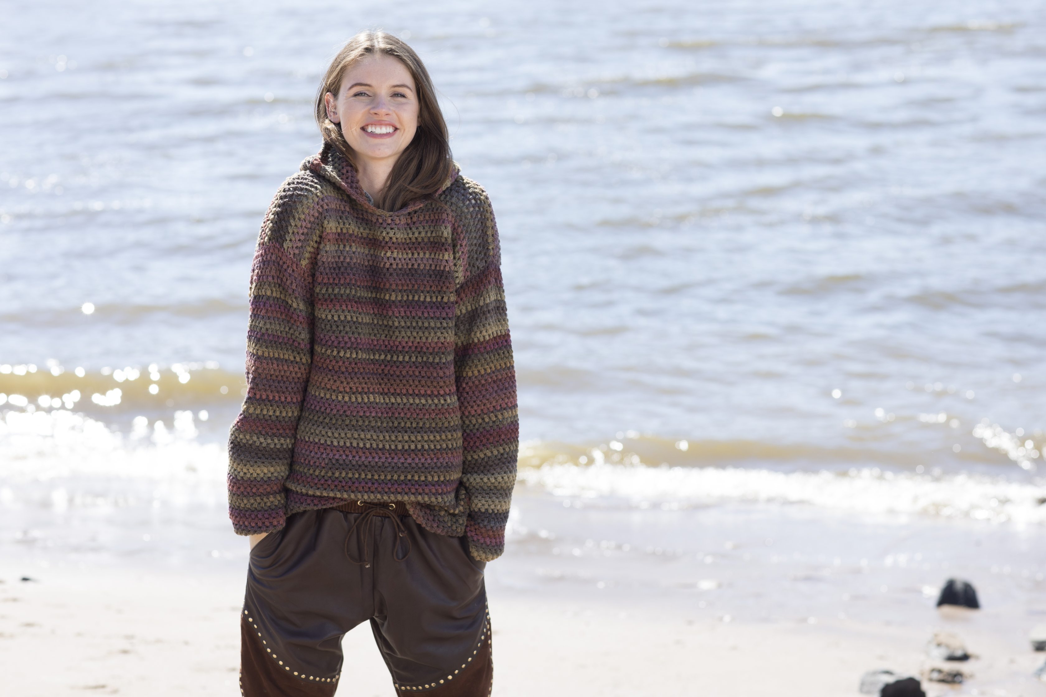 Modellansicht Bild 1: Lässiger Kapuzenpulli mit Büschelmaschen gehäkelt