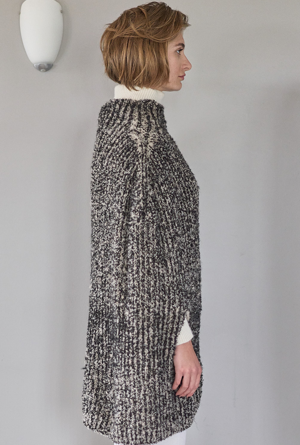 Modellansicht Bild 5: Zweifarbiger Poncho in Beige und Schwarz