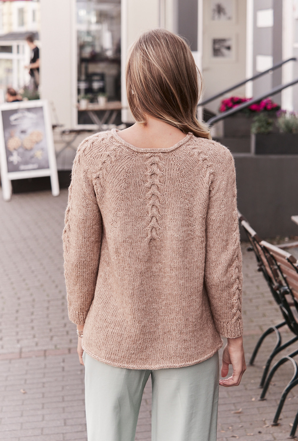 Camelfarbener Pulli mit Rundpasse