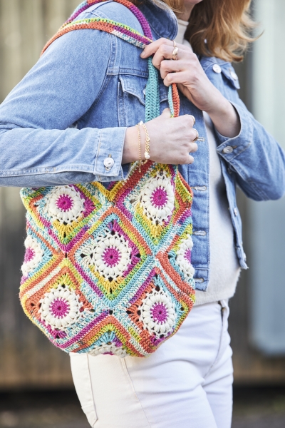 Handgemachte, bunte Häkeltasche mit Blumenmuster, farbenfroh und einzigartig. Modisches DIY-Accessoire.