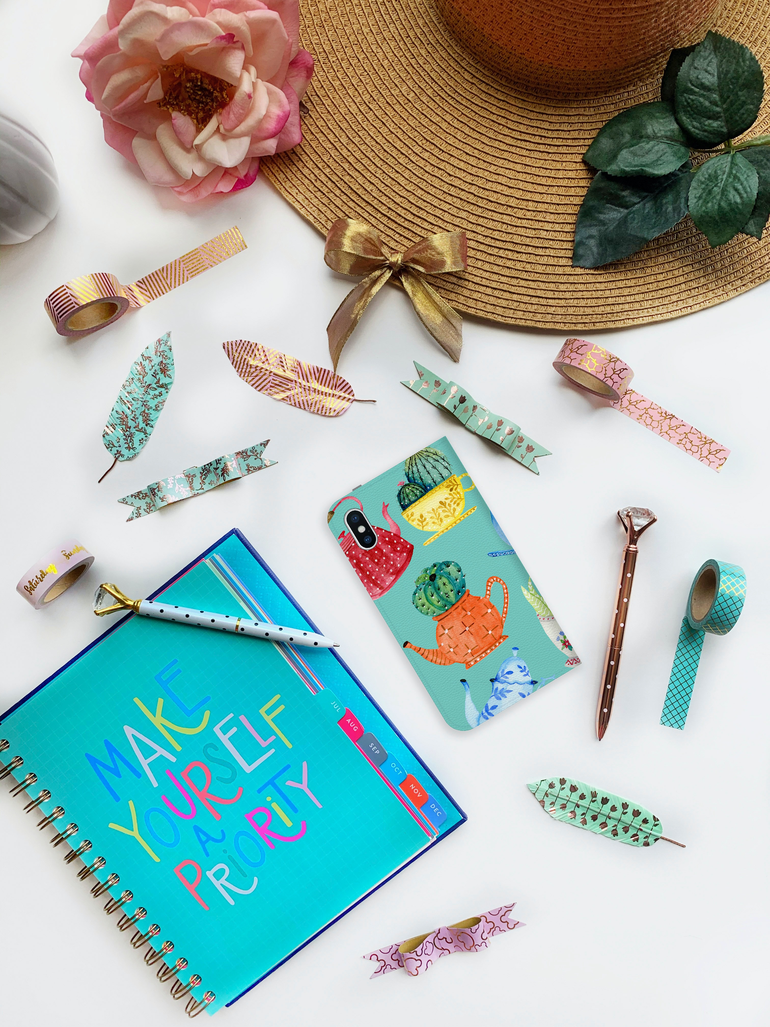 Bunte Notizbuch-Kunst mit DIY-Charme, kreativ designte Handyhülle, verspielte Washi-Tapes.