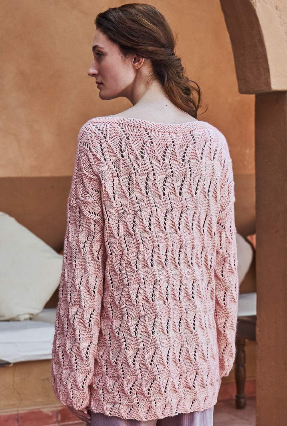 Modellansicht Bild 6: Unkomplizierter Longpulli im Ajourmuster