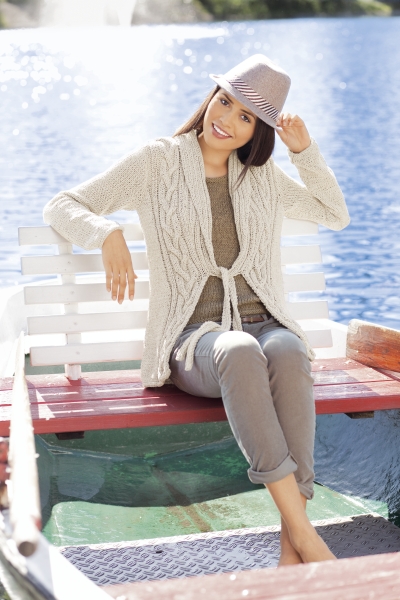 Beiger Strickcardigan mit Zopfmuster, lockerer Schnitt, graue Hose, modisch, Handarbeit.
