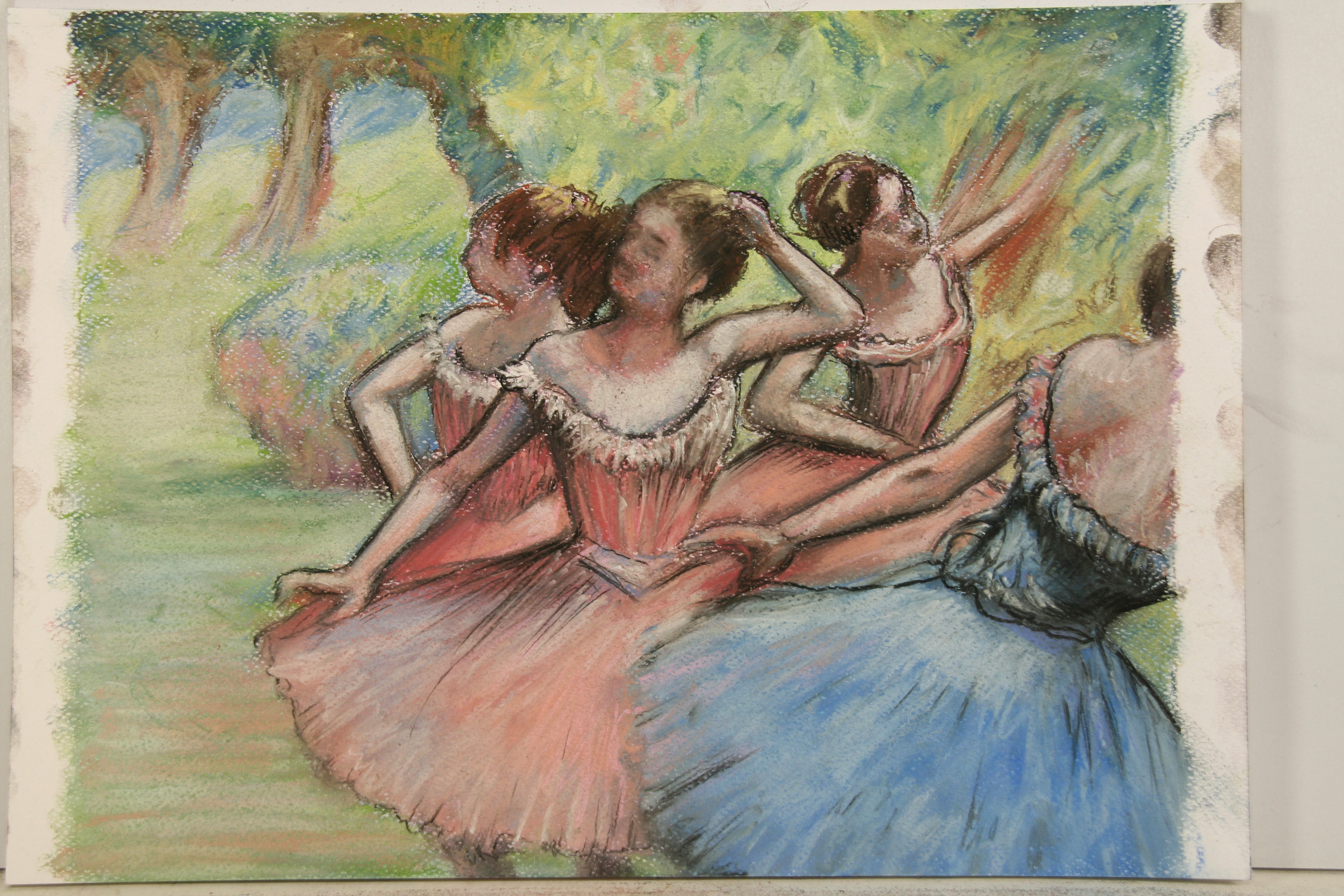 Pastellkleider in Blau-Rosa, verspielte Tüllröcke, filigran und modisch, betonen grazile Tanzbewegungen.