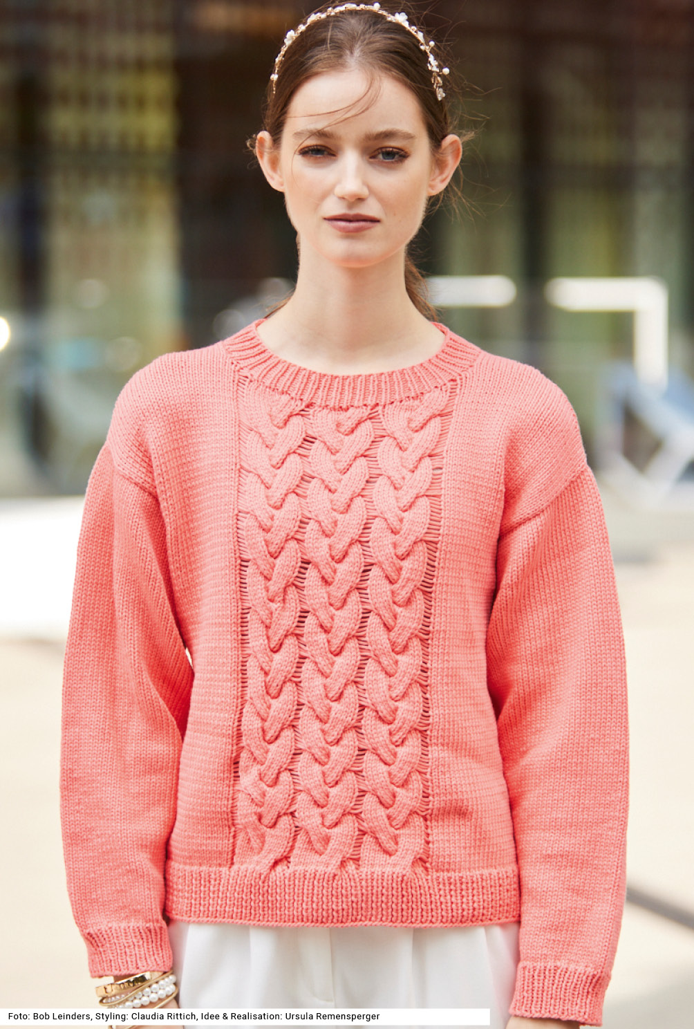 Modellansicht Bild 2: Pulli mit Zöpfen und Fallmaschen in Korallenrot