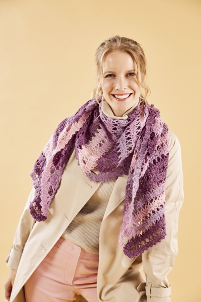 Modischer, handgestrickter Schal in Violetttönen, mit zartem Muster. Perfekt als DIY-Accessoire.