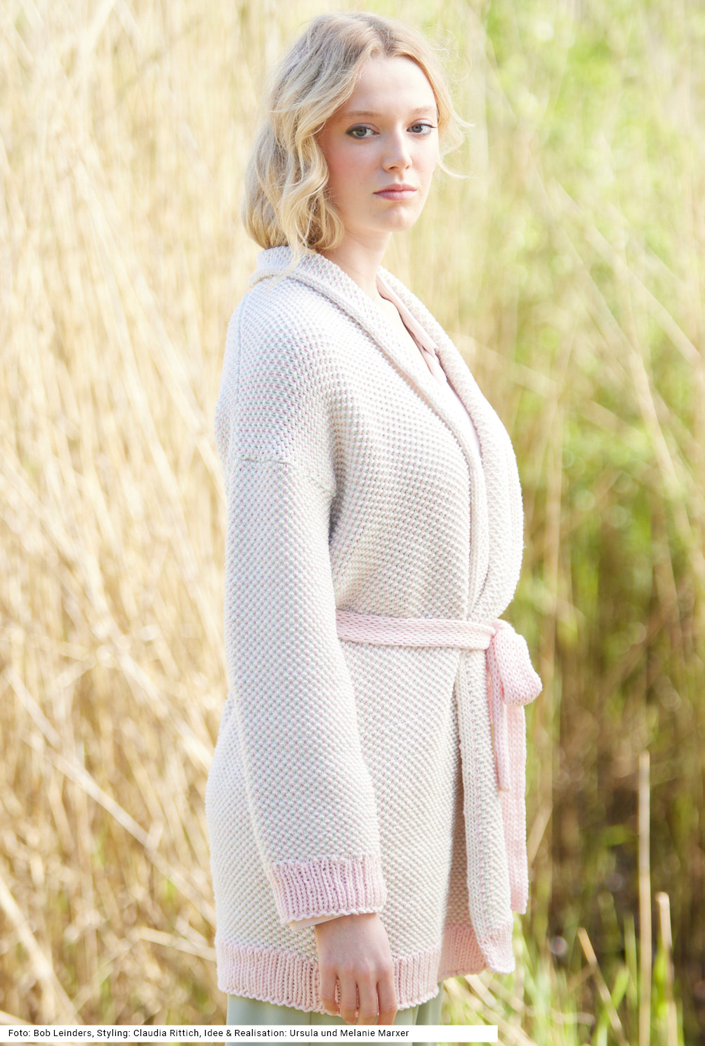 Modellansicht Bild 4: Jacke mit Schalkragen und Gürtel in Rosa und Mintgrün im Hebemaschenmuster