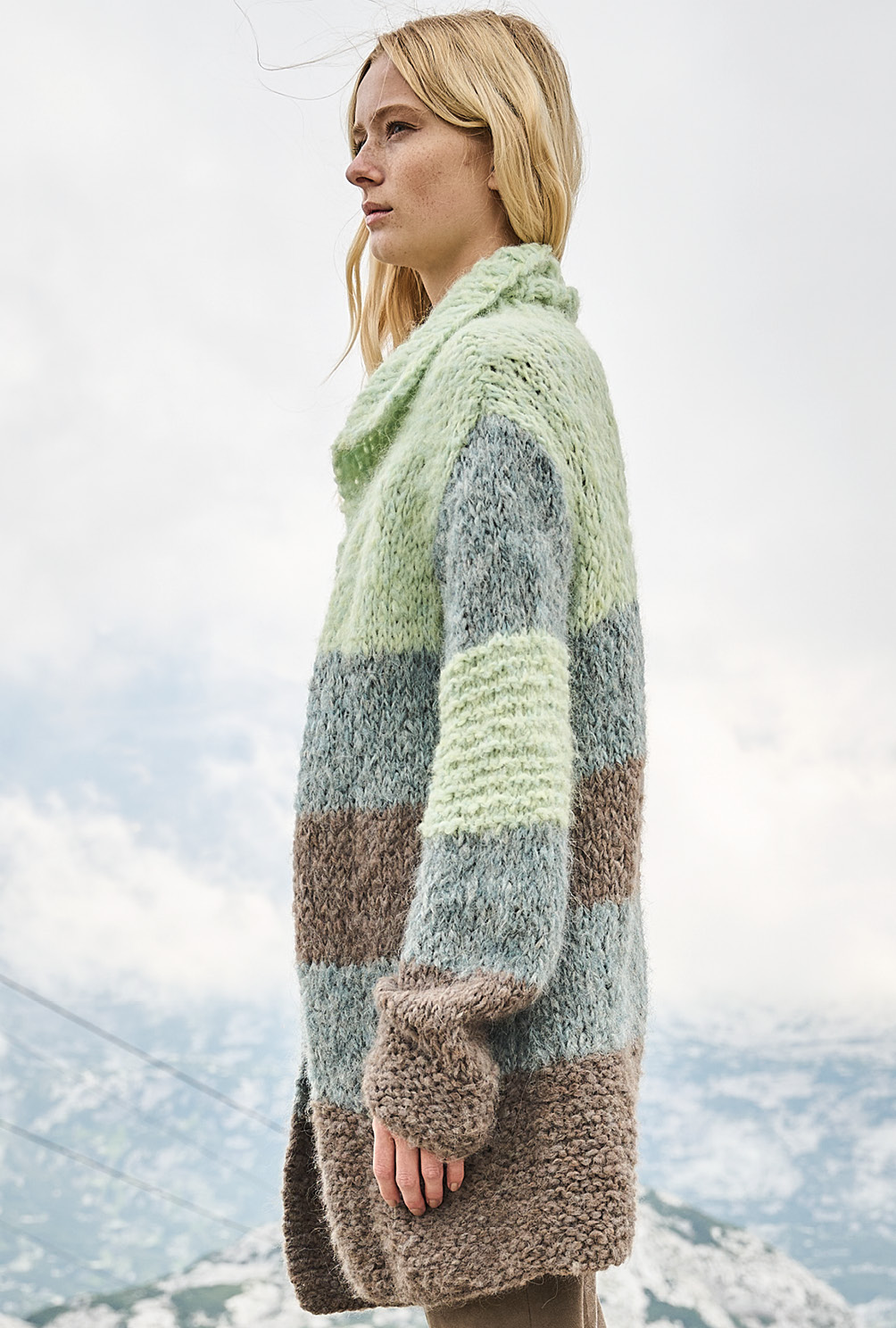 Modellansicht Bild 5: Gestreifte Jacke in Felloptik