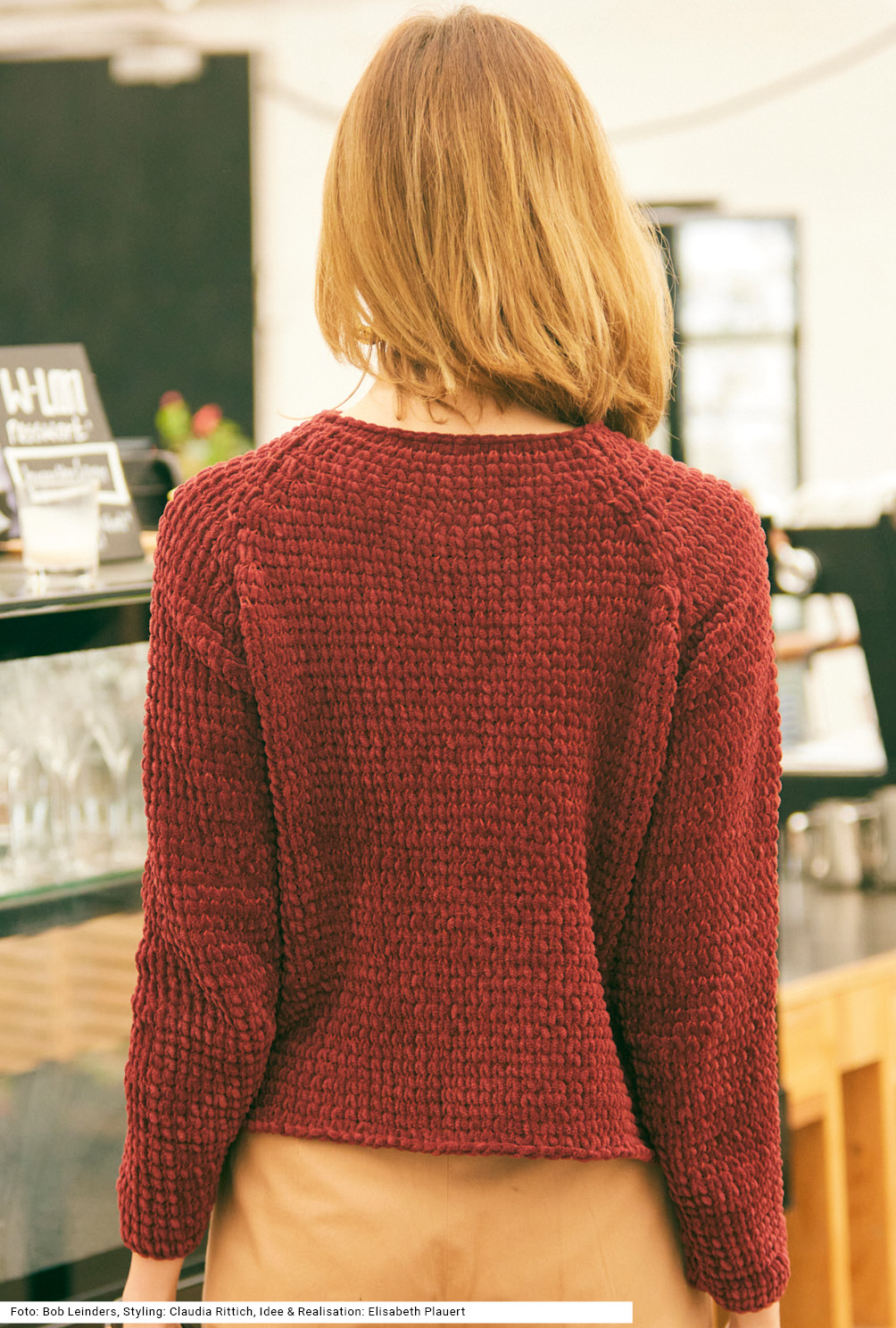 Modellansicht Bild 5: Raglanpulli in Weinrot