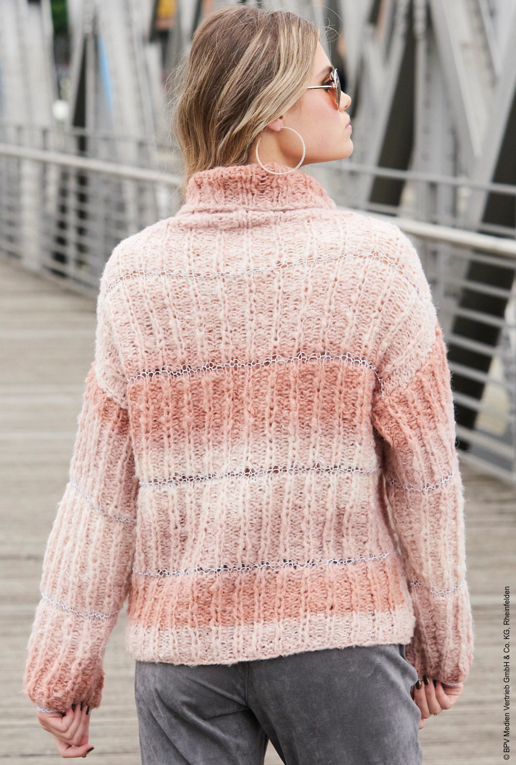 Modellansicht Bild 5: Rollkragenpulli mit Rippenmuster und Altrosa-Verlaufsgarn