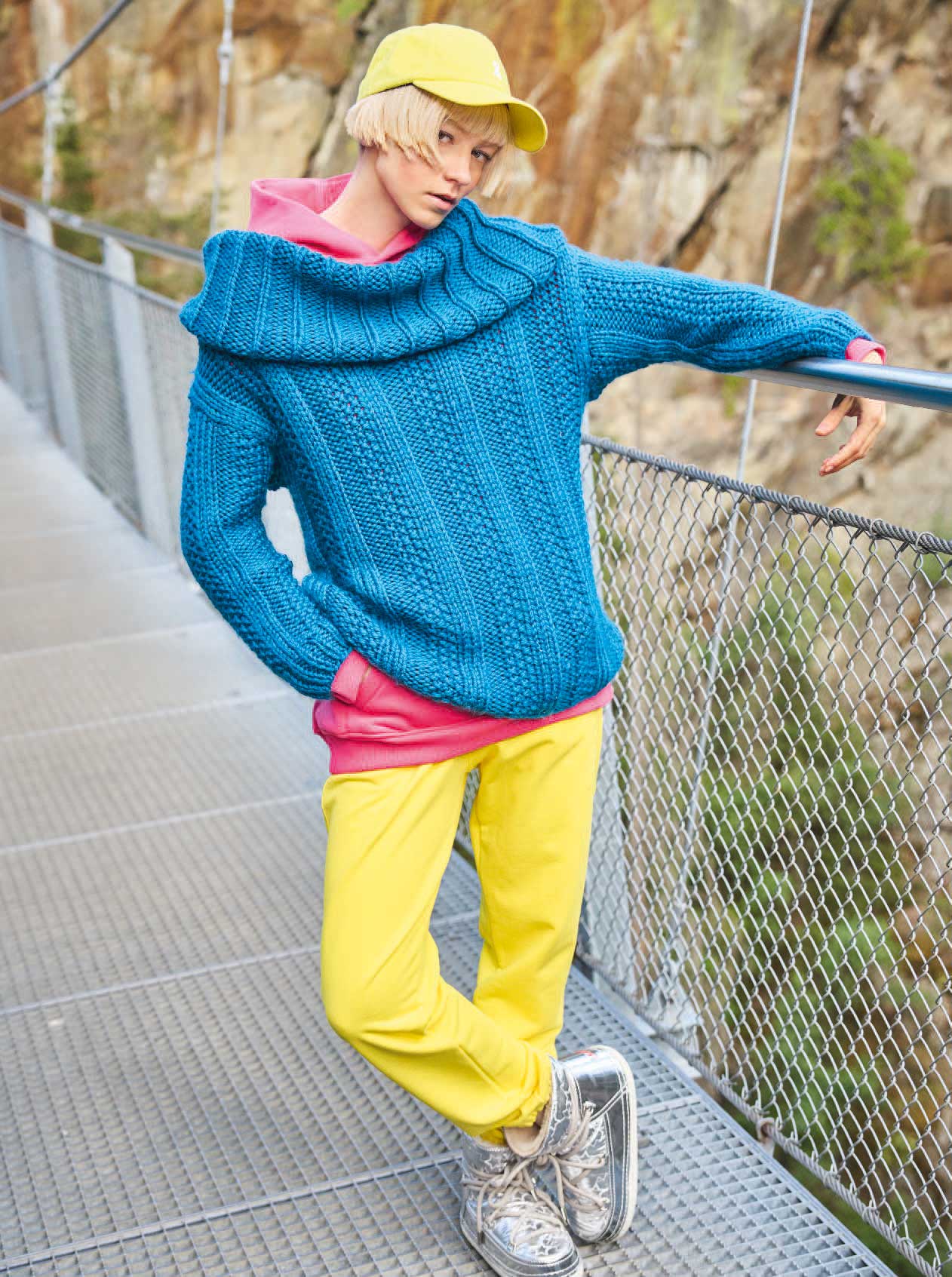 Blauer grober Strickpullover, pinker Hoodie, gelbe Hose. Modisch, handgemacht. Lebendige, auffällige Farben.