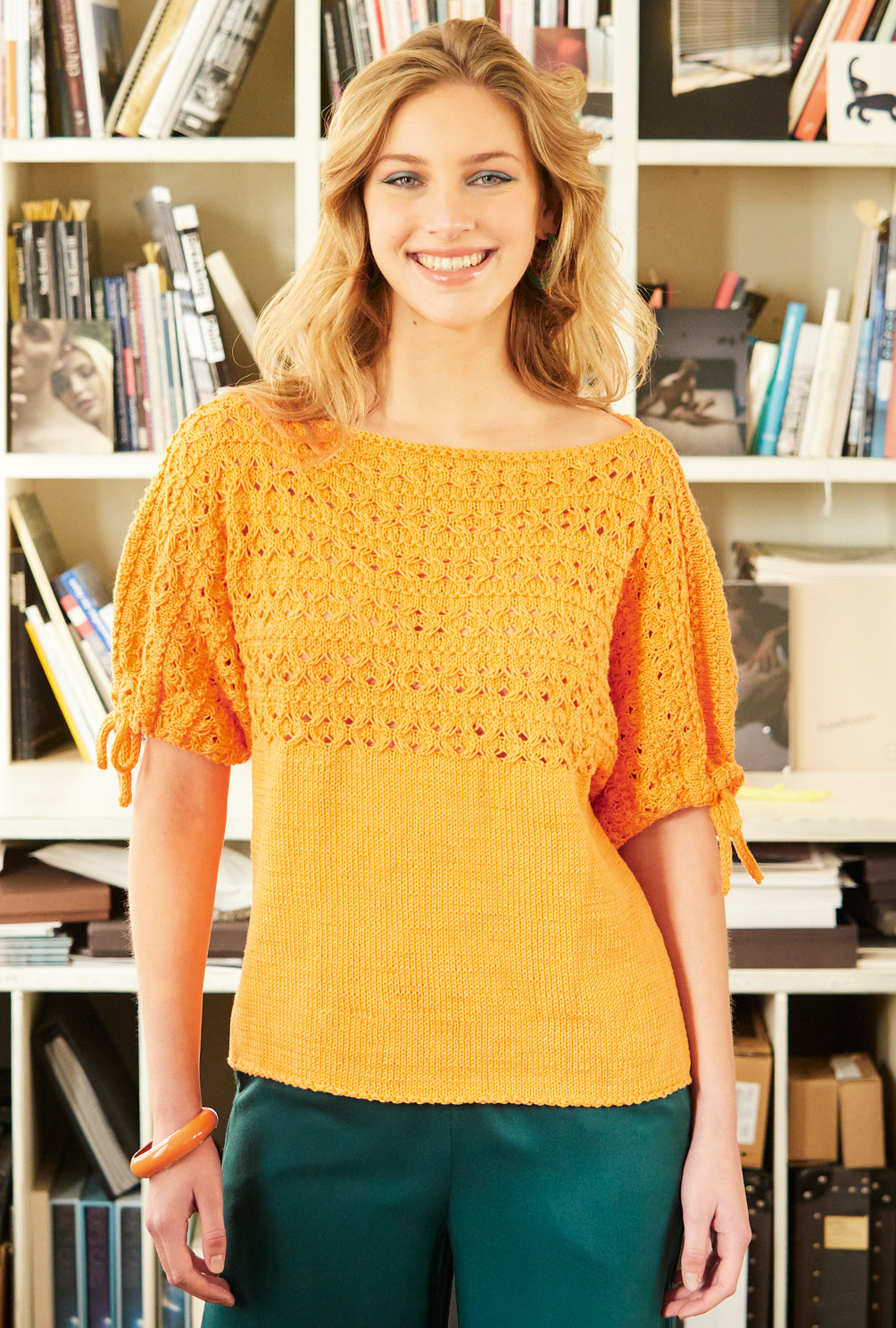 Modellansicht Bild 2: Pulli mit 3/4-Ärmeln und passender Tasche im Blumenmuster
