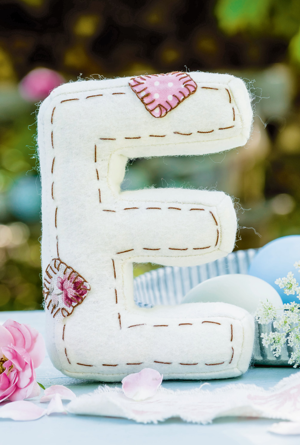 Modellansicht Bild 4: Genähter Schriftzug "Easter" aus naturfarbenem Filz