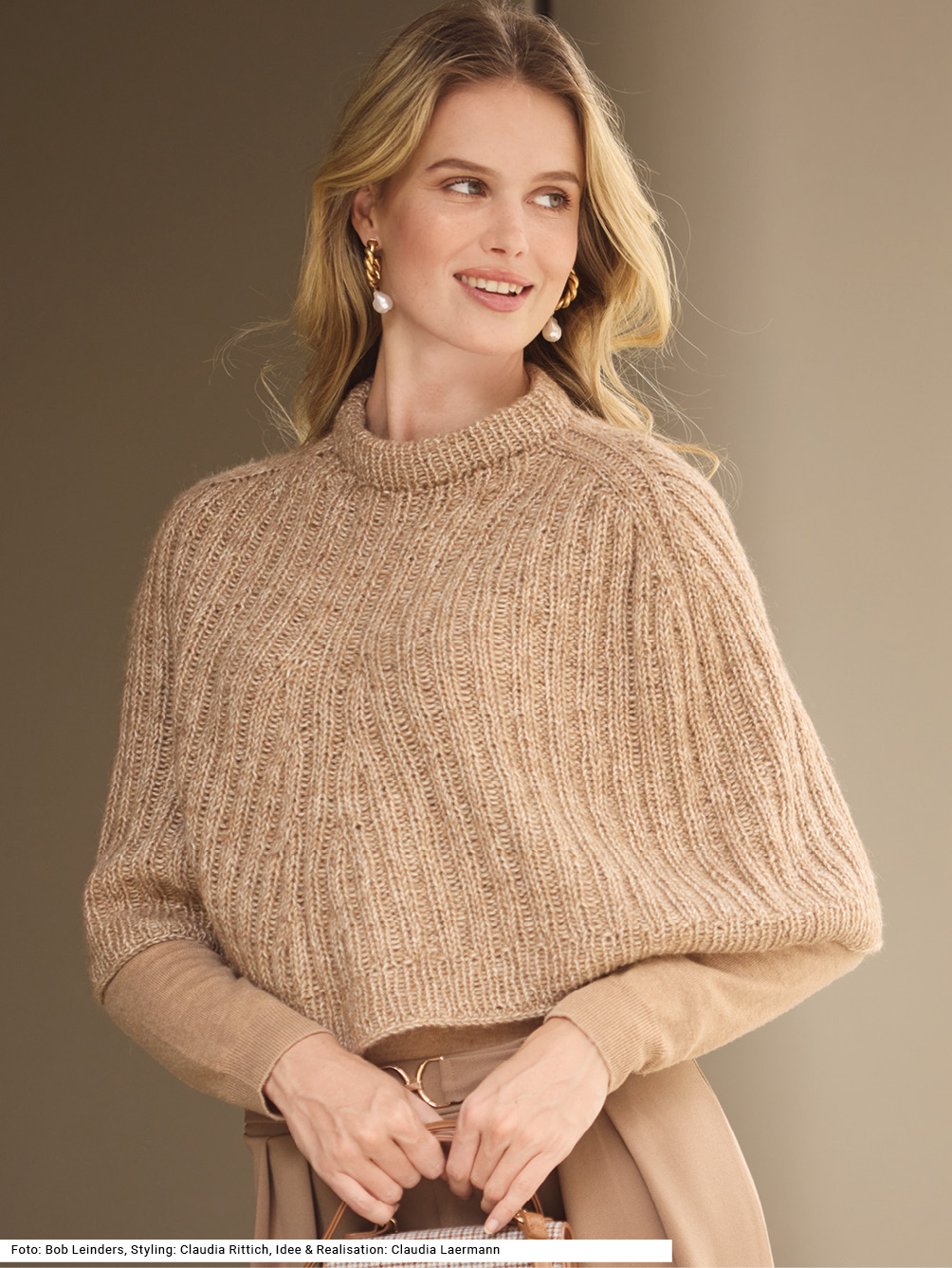 Modellansicht Bild 1: Poncho im Rippenmuster