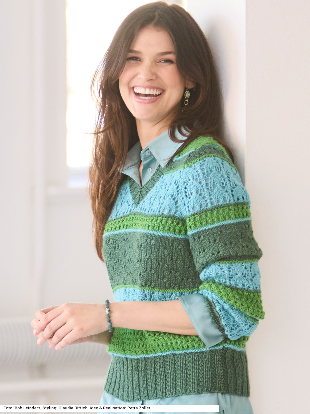 Modellansicht Bild 1: Mustermixpullover mit V-Ausschnitt