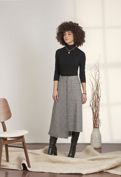 Asymmetrischer Rock im Karomuster, schwarz kombiniert. Modischer Look, elegant und modern. DIY-Charme.