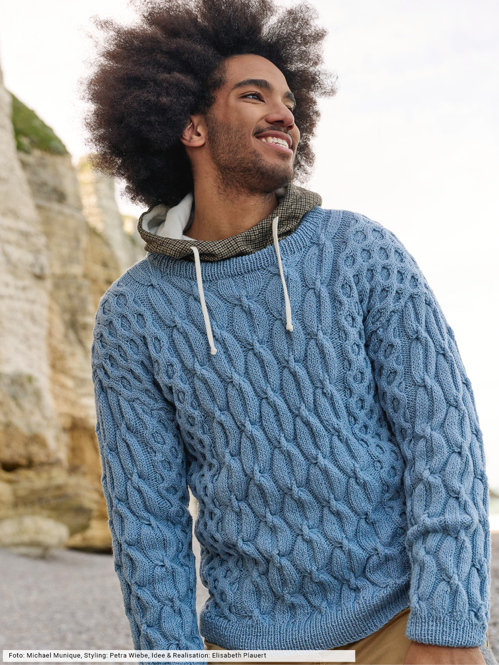 Modellansicht Bild 1: Rauchblauer Musterpulli