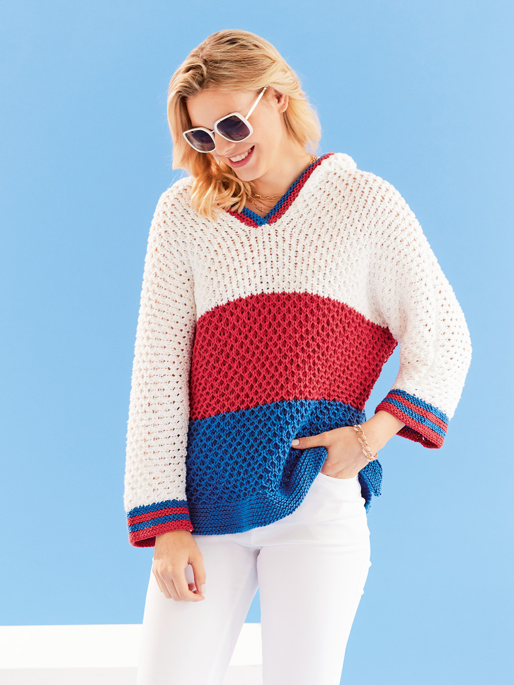 Modellansicht Bild 1: Dreifarbiger Kapuzenpulli mit Blockstreifen