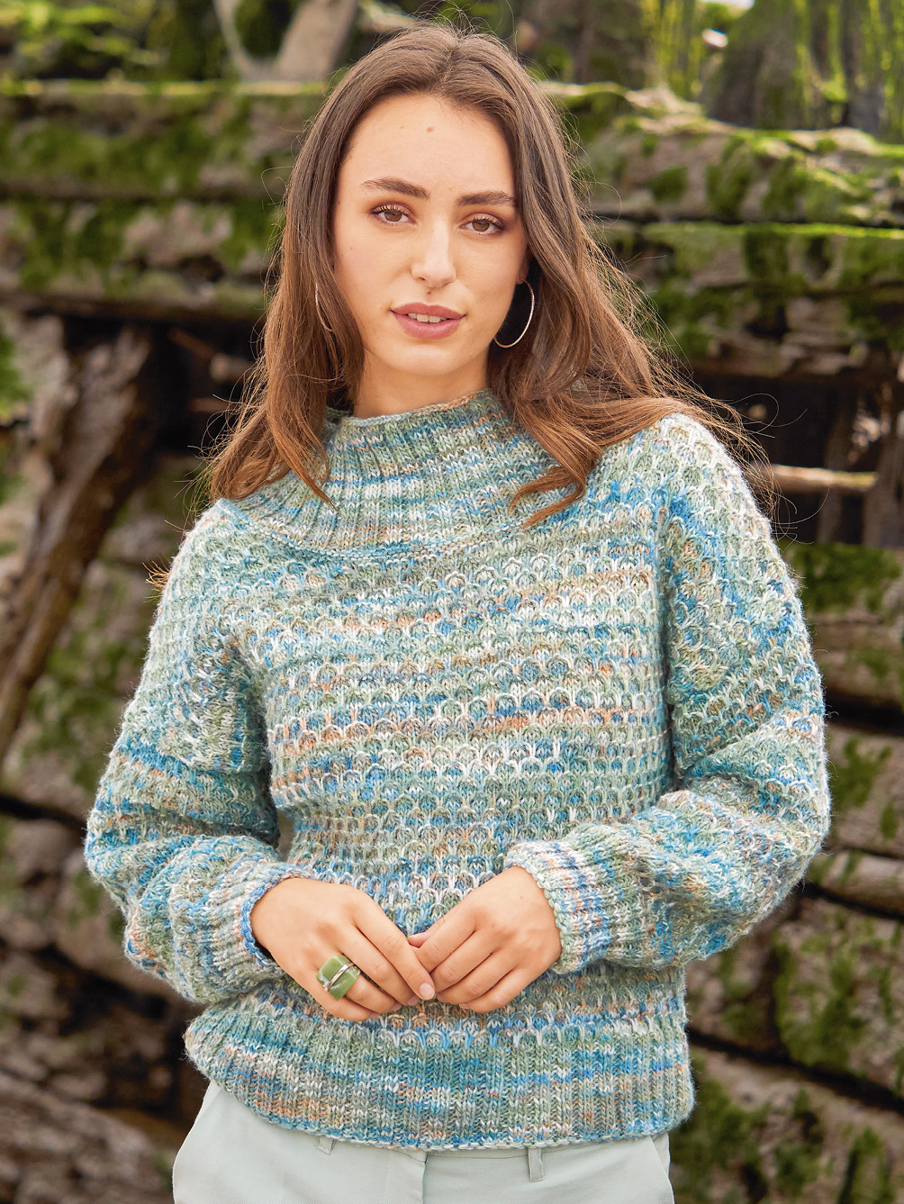 Modellansicht Bild 1: Pullover im Hebemaschenmuster in grün-blauem Farbverlauf