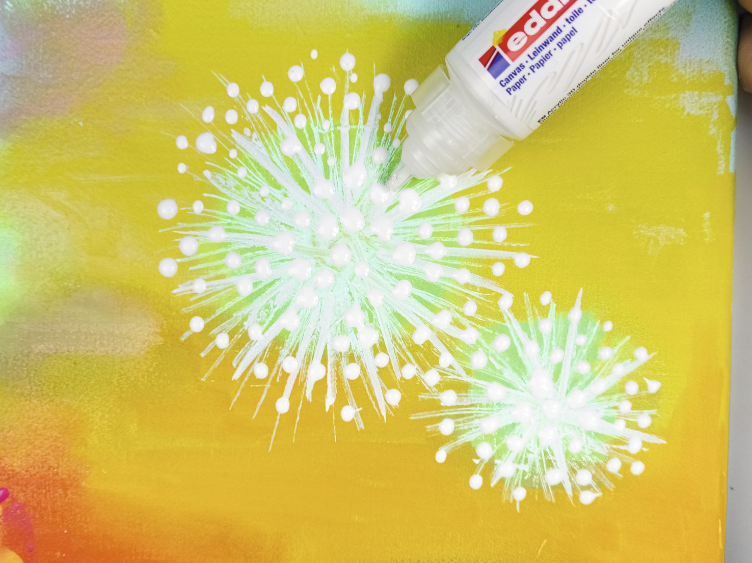 Leuchtende, handgemachte Muster in Weiß auf sonnigem Gelb, DIY-Look, kunstvoll gestaltet.