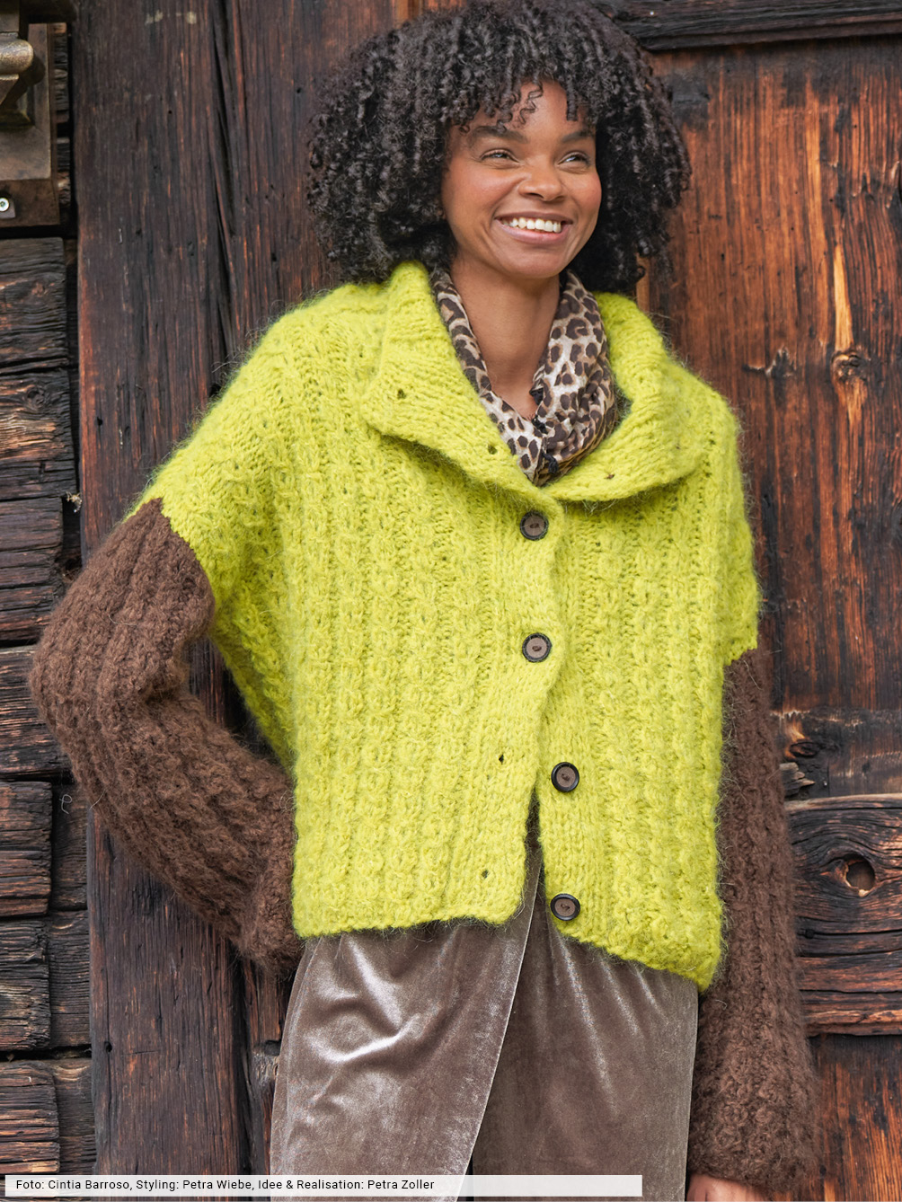 Modellansicht Bild 1: Zweifarbige Jacke mit Stehkragen