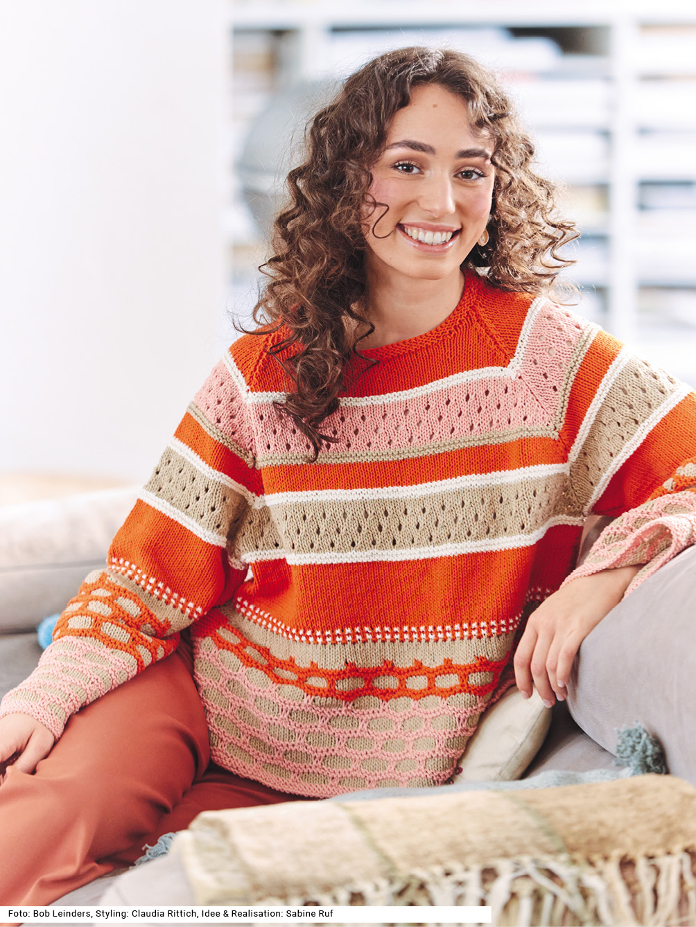 Modellansicht Bild 1: Raglanpulli mit Musterstreifen