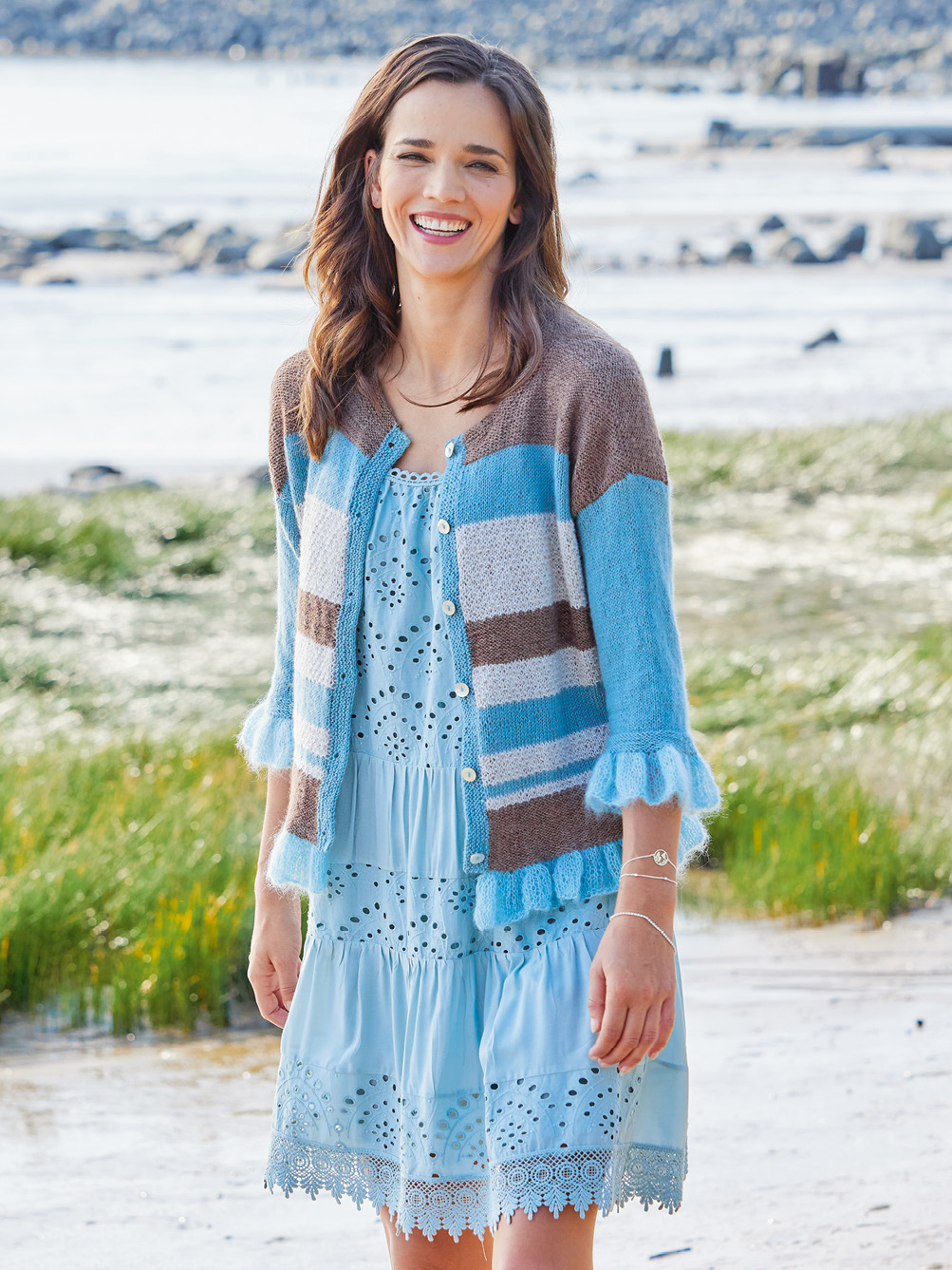 Modellansicht Bild 1: Verspielte Jacke im Streifenmix