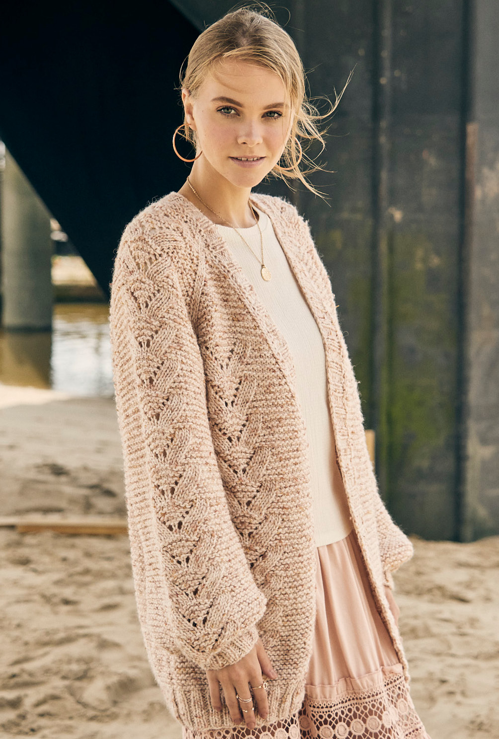 Modellansicht Bild 6: Oversize-Jacke mit Ajourstreifen