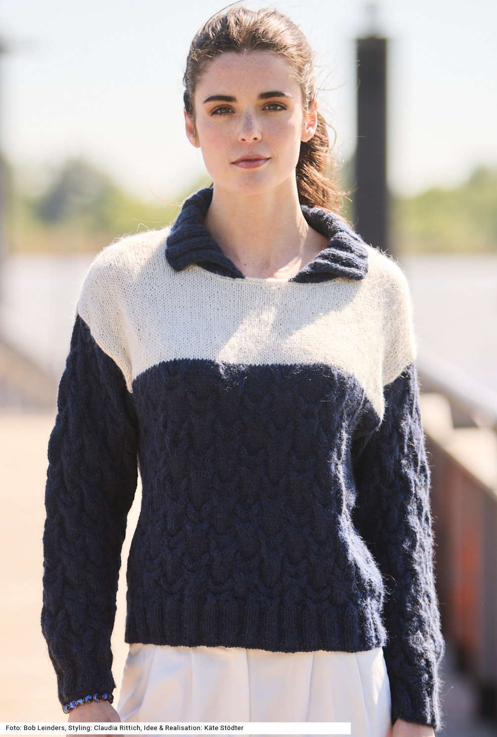Modellansicht Bild 2: Zopfmusterpulli mit Passe