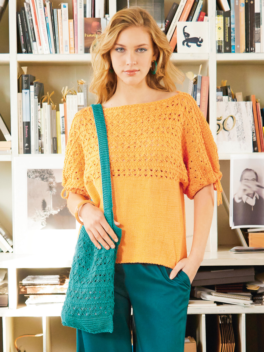 Modellansicht Bild 1: Pulli mit 3/4-Ärmeln und passender Tasche im Blumenmuster