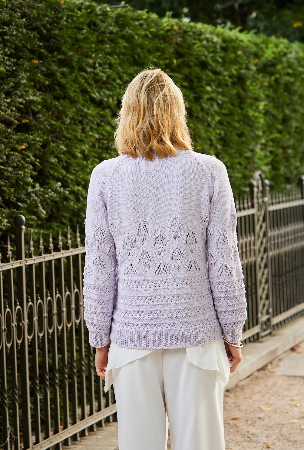 Modellansicht Bild 5: Raglanjacke mit verschiedenen Mustern in Flieder