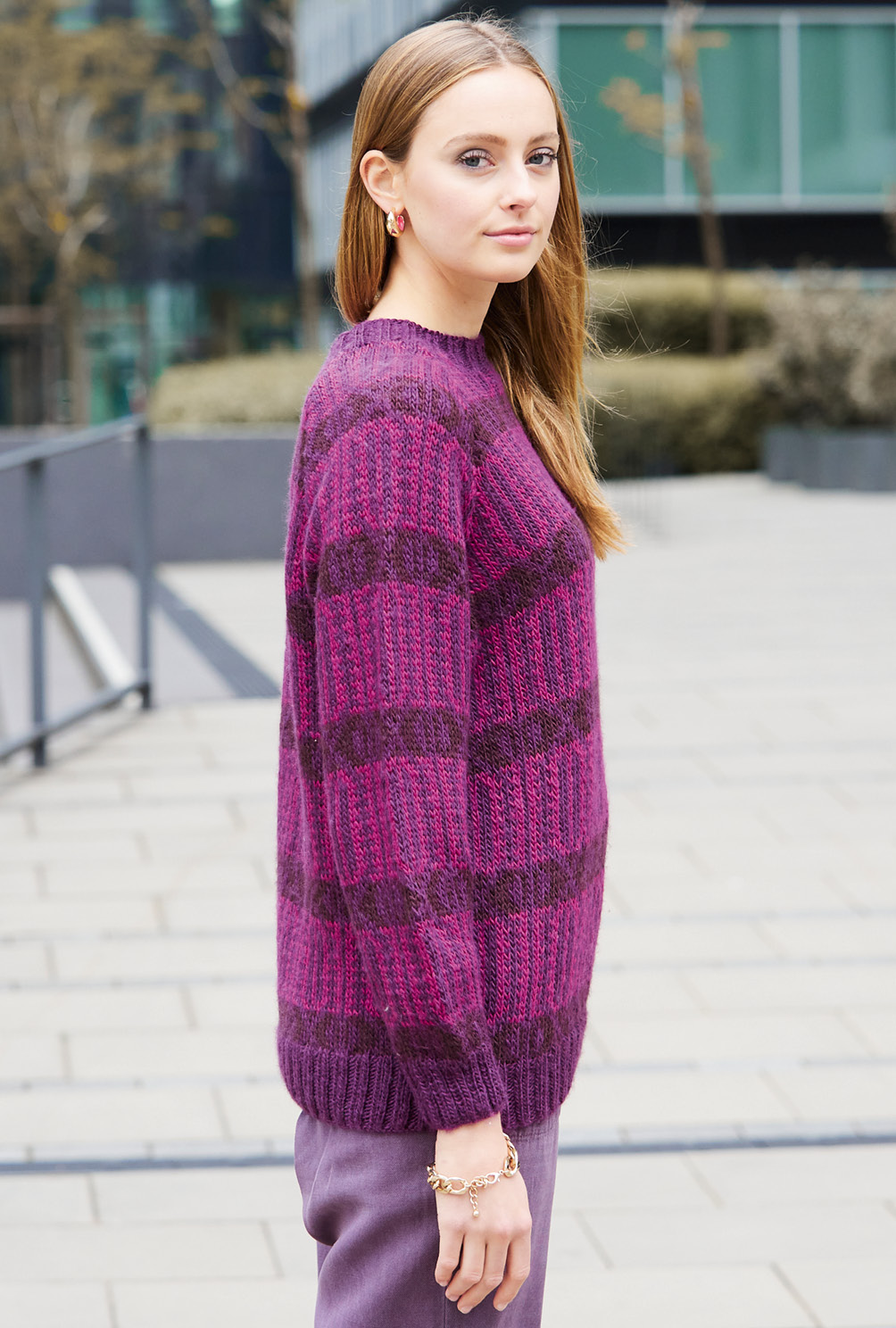 Modellansicht Bild 7: Dreifarbiger Raglanpulli im Jacquardmuster