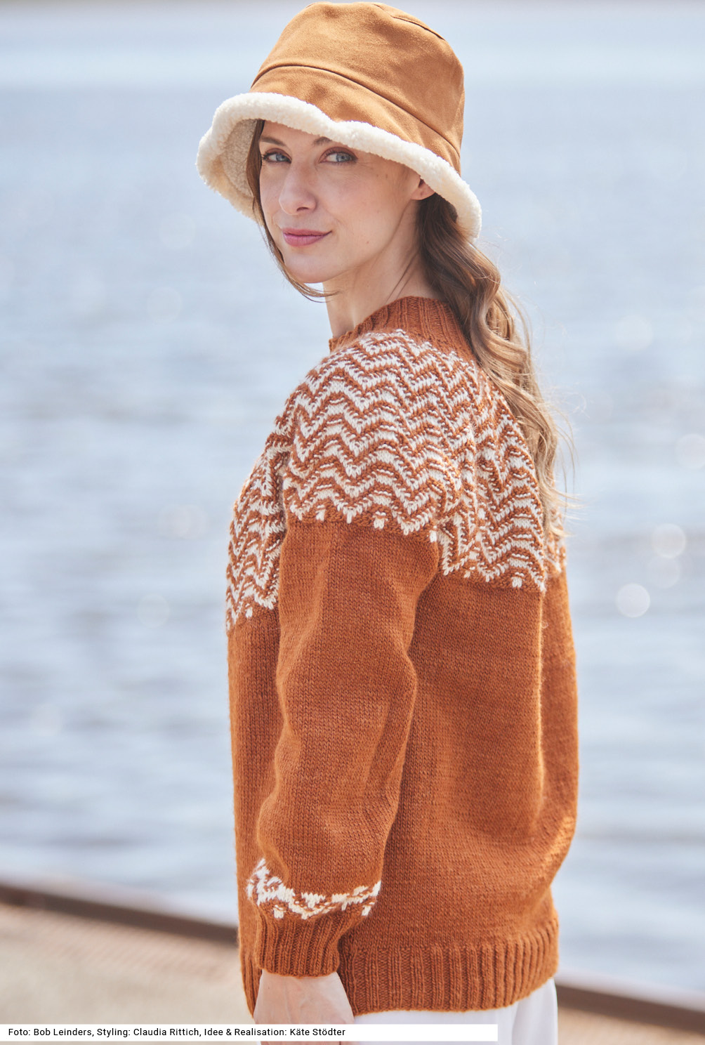 Modellansicht Bild 3: Pullover mit Norwegerpasse in Zimtbraun und Natur