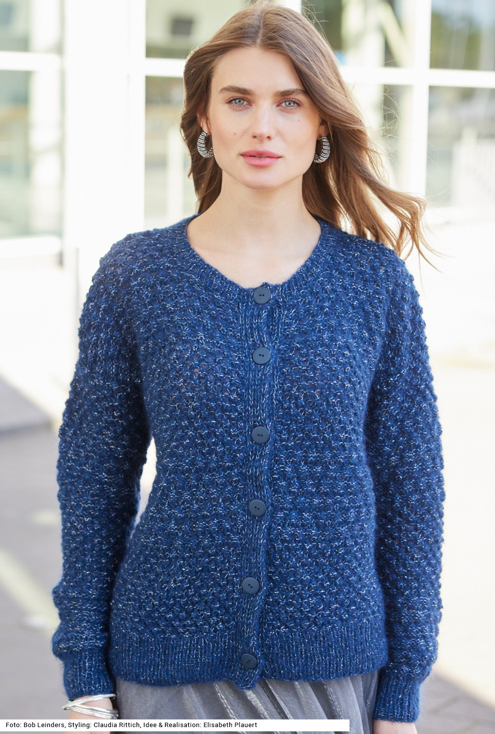 Modellansicht Bild 2: Jacke mit Dornröschenmuster in Dunkelblau mit Glitzerfaden