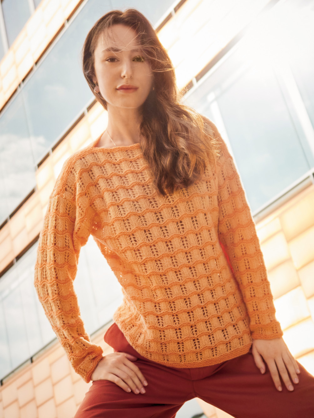Modellansicht Bild 1: Pulli mit Wellenmuster in Apricot und Mandarin