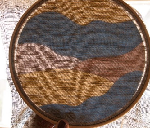 Modisch und handgemacht; wellige Muster in Blau, Braun, Beige auf Stoffrahmen; nahtlose DIY-Ästhetik.