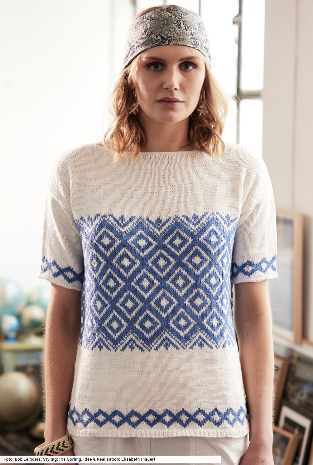 Modellansicht Bild 2: Kurzarmpulli mit Jacquardmuster in Ecru und Blau