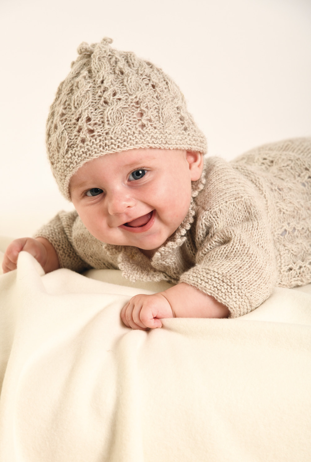 Modellansicht Bild 2: Strick-Set aus Mütze, Jacke und Hose in Beige fürs Baby