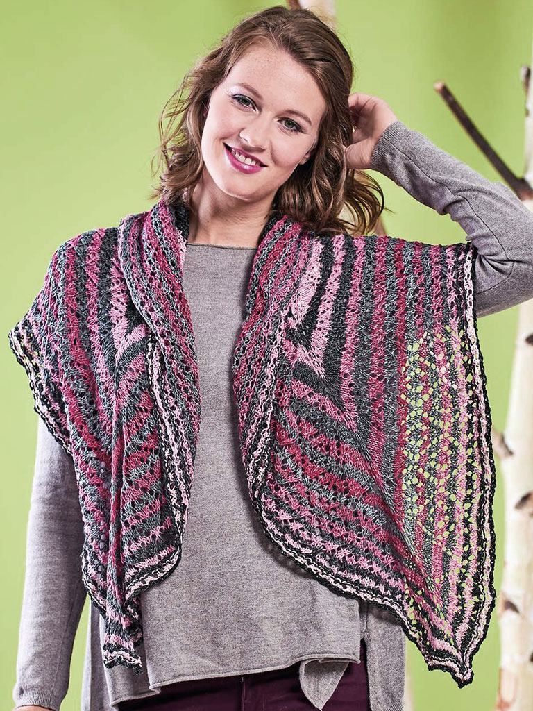 Modellansicht Bild 2: Woolly Hugs ovales Tuch mit Streifen