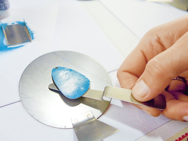 Blaues, handgemachtes Plektrum mit metallischem Schimmer. Kreativ, DIY, einzigartig gestaltet.