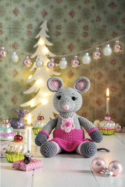 Grau-rosa handgemachte Häkelmaus, trägt rosa Kleid mit Blumenmuster. Modisch und DIY-Chic.