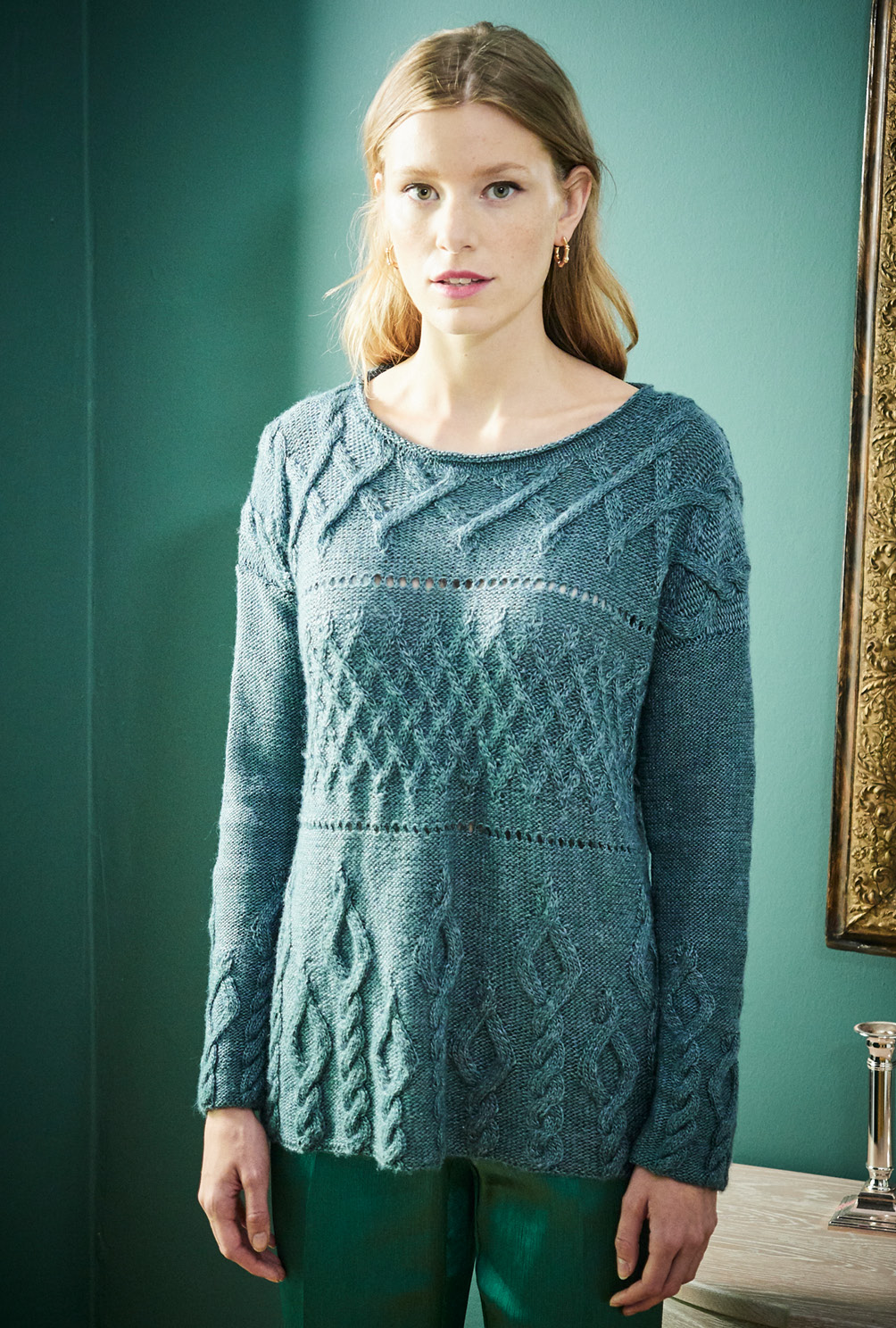 Modellansicht Bild 2: Pulli mit Mustermix in Petrol