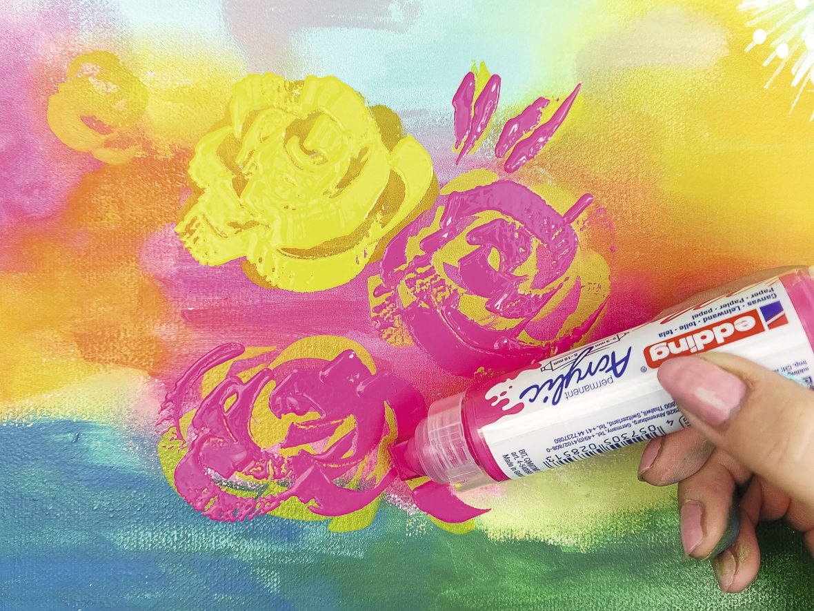 Farbige Blumen und Muster in Gelb, Pink auf Regenbogenhintergrund. DIY, leuchtend, handgemalt, kreativ.