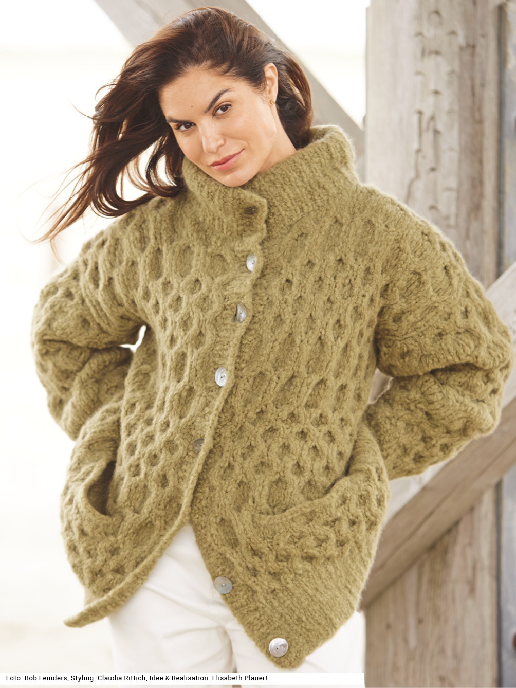 Modellansicht Bild 1: Jacke mit Wabenmuster in hellem Oliv