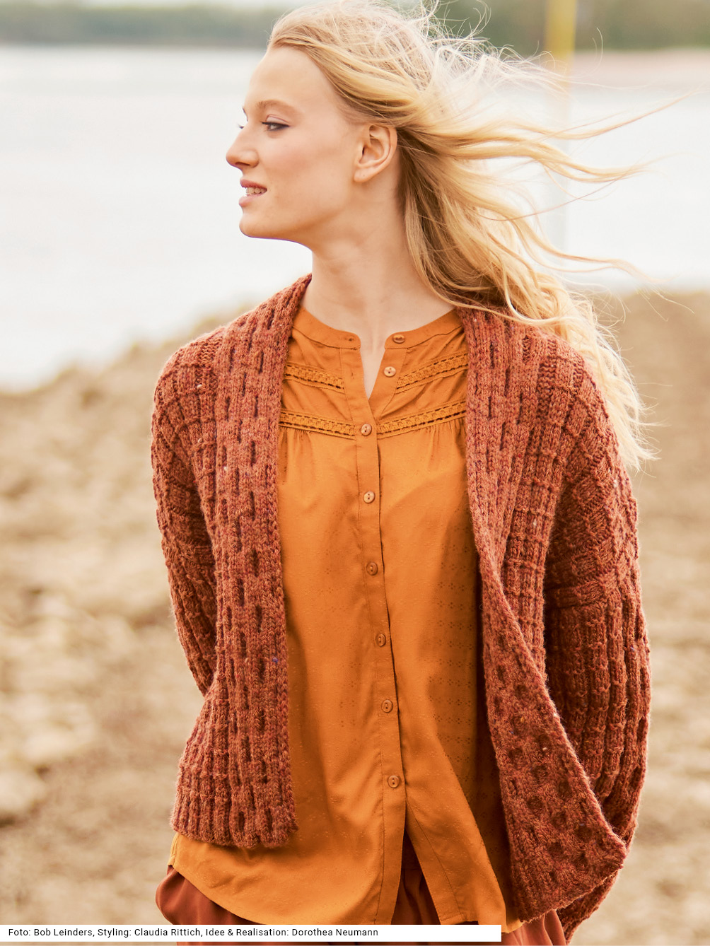 Modellansicht Bild 1: Jacke mit Schalkragen in Braun