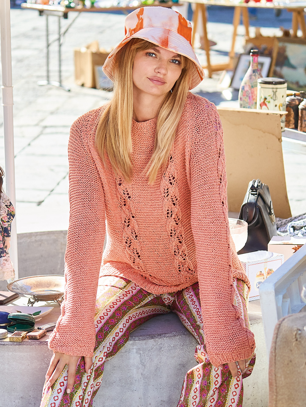 Modellansicht Bild 1: Pulli mit Blattmuster-Streifen